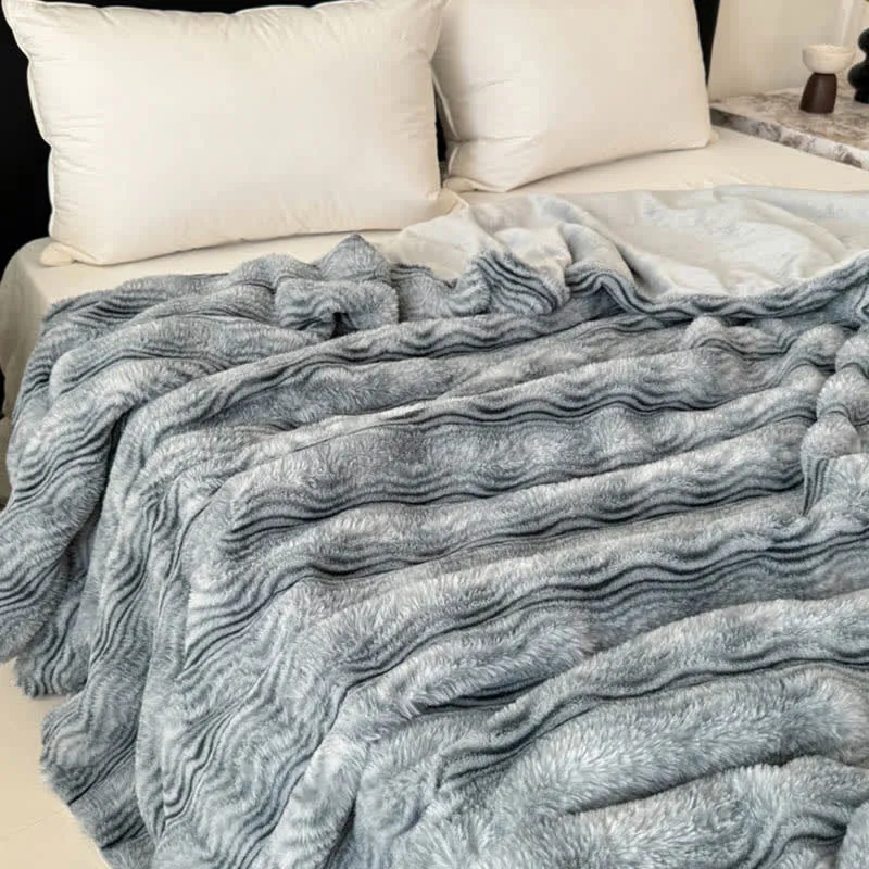 Plüschdecke aus Kunstfell mit Wellenmuster und Jacquard-Print