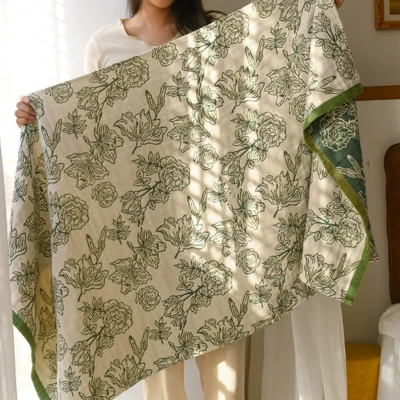 Badetuch aus Baumwollgaze mit Jacquardmuster und Pfingstrosenmotiv
