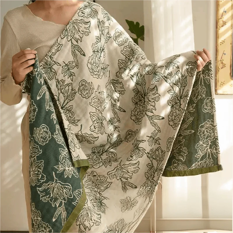 Badetuch aus Baumwollgaze mit Jacquardmuster und Pfingstrosenmotiv