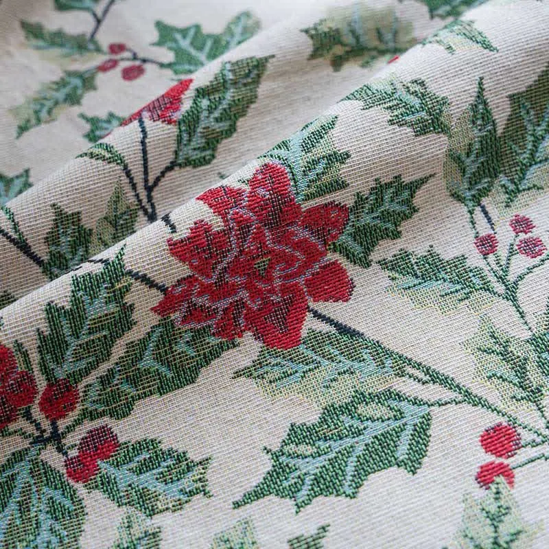 Weihnachtlicher Vorhang mit Stechpalmenblättern und Quasten