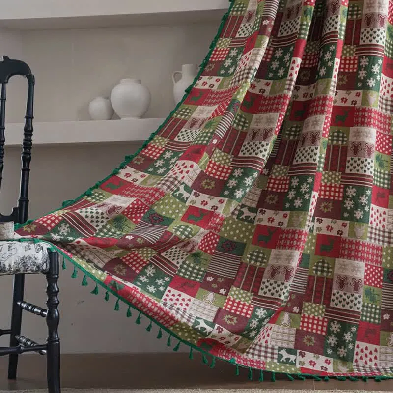 Patchwork-Vorhang mit Quasten und weihnachtlichem Print