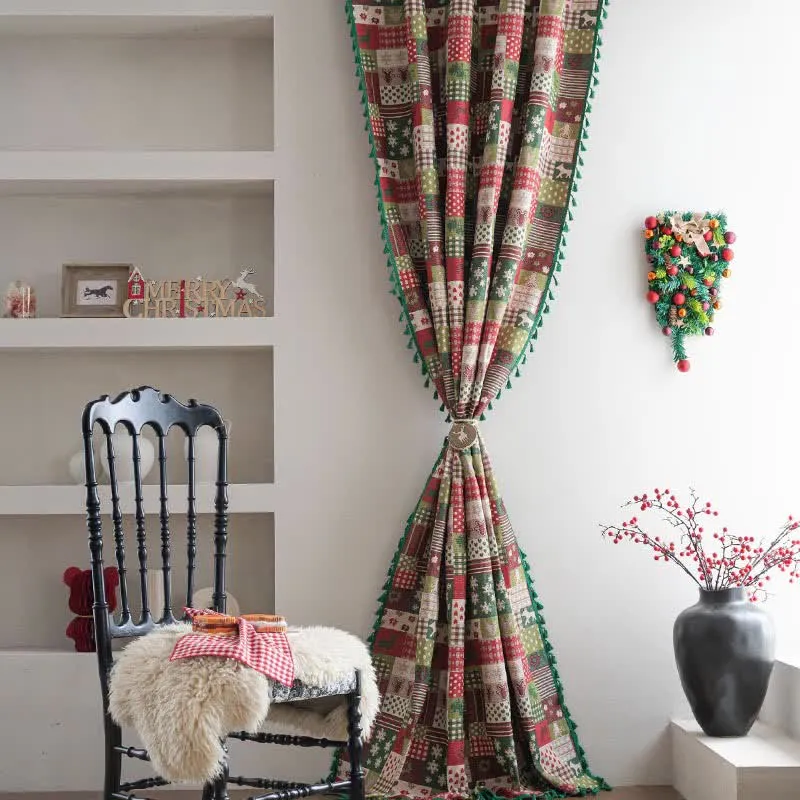 Patchwork-Vorhang mit Quasten und weihnachtlichem Print