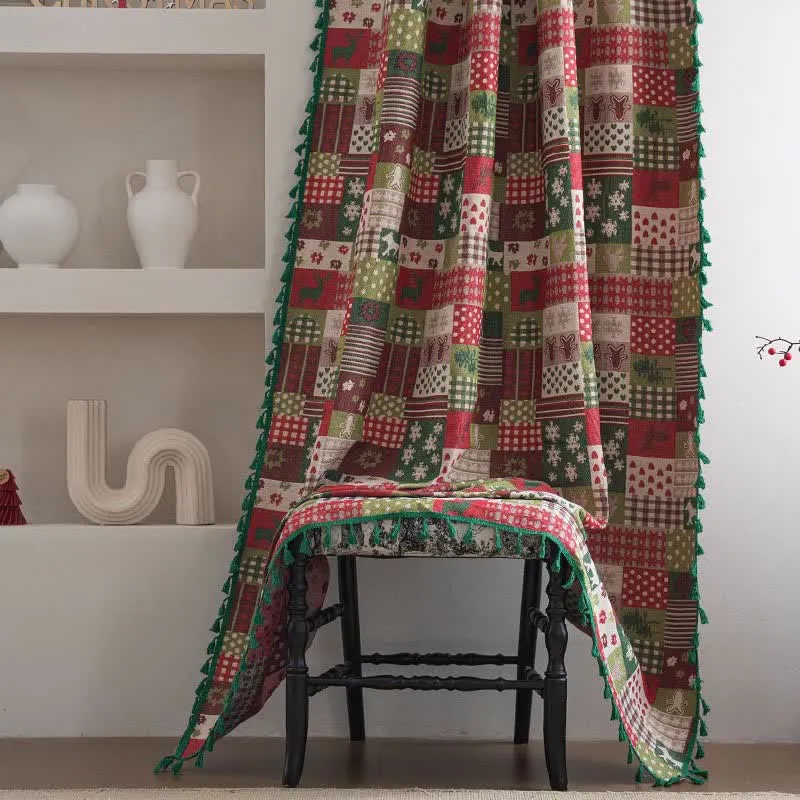 Patchwork-Vorhang mit Quasten und weihnachtlichem Print