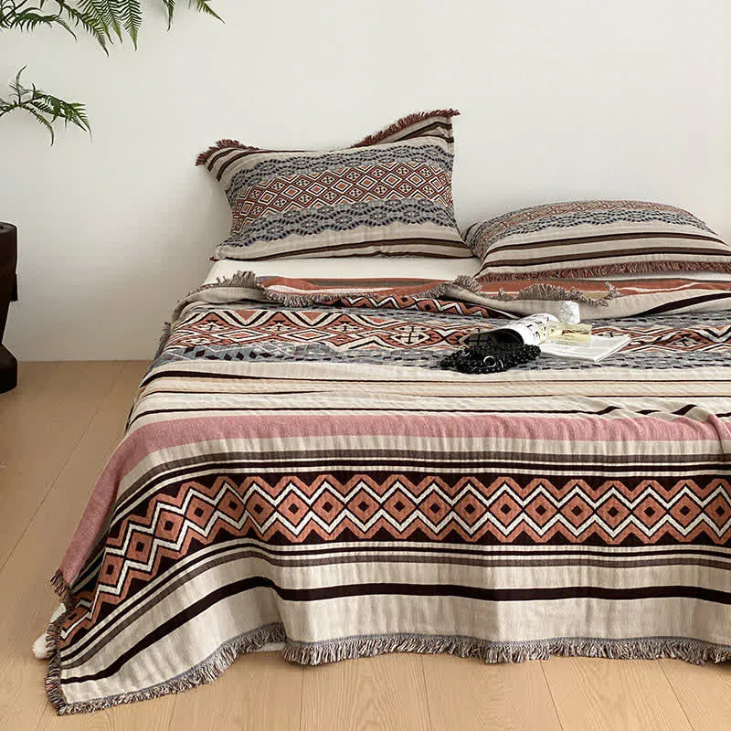 Vierlagige Steppdecke aus Baumwollgaze mit Quasten im Ethno-Stil