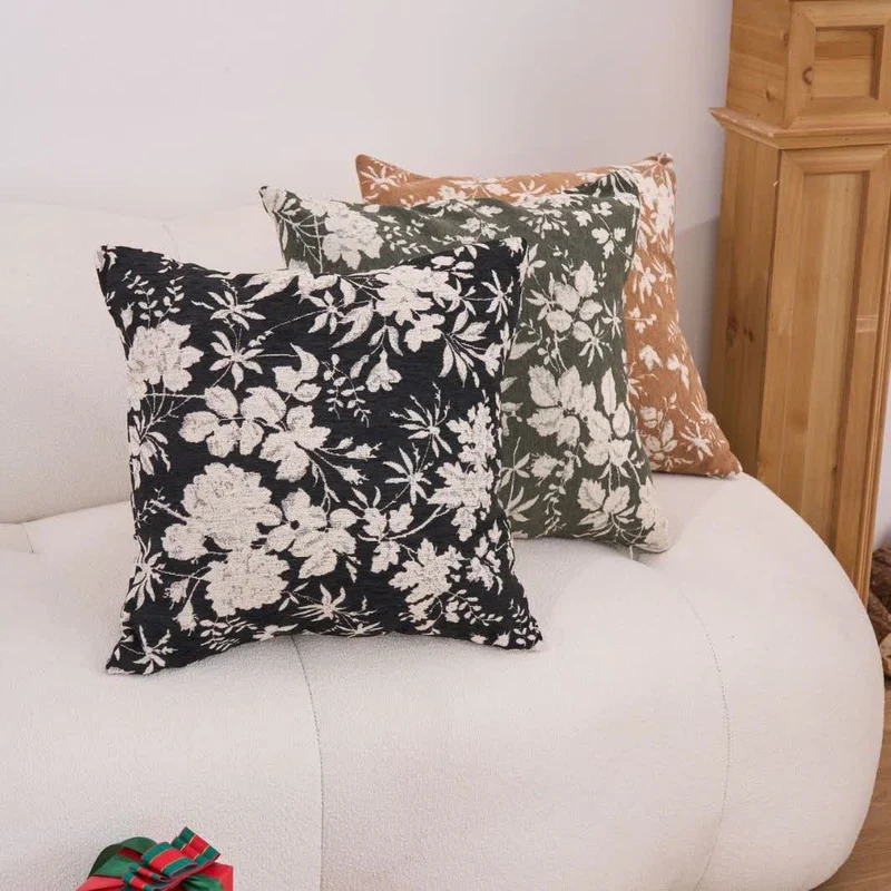 Kissen mit Blumenblatt-Motiv und Einsatz