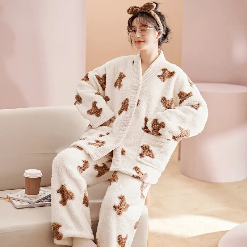 Niedliches Bärenknopf-Plüsch-Loungewear-Set
