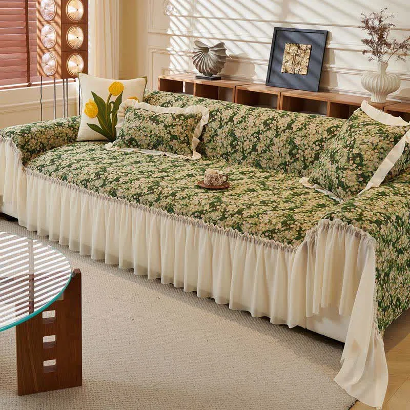 Grüner Sofaschoner mit Blumenmuster und Rüschen