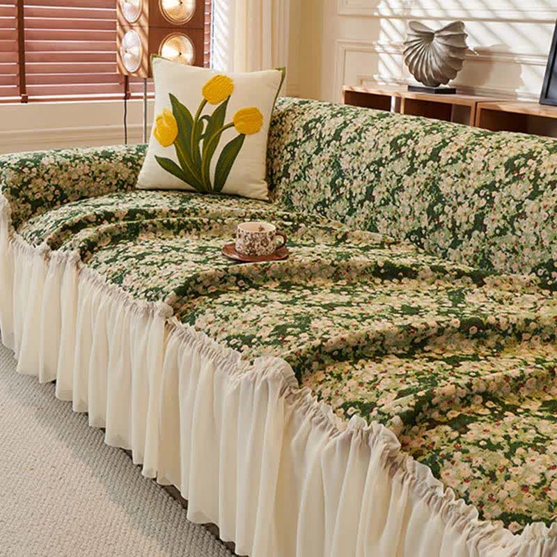 Grüner Sofaschoner mit Blumenmuster und Rüschen