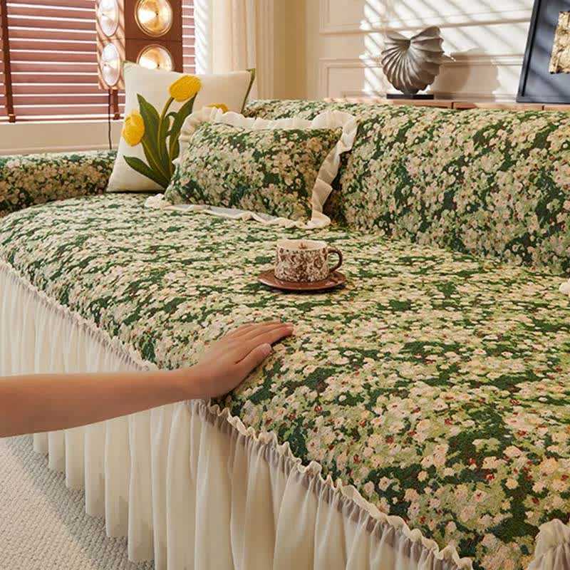 Grüner Sofaschoner mit Blumenmuster und Rüschen