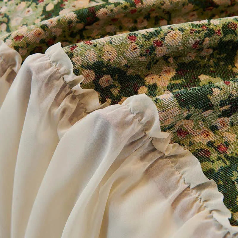 Grüner Sofaschoner mit Blumenmuster und Rüschen