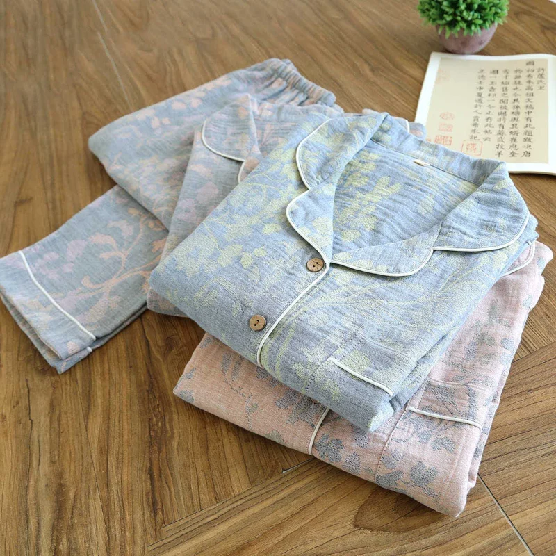Elegantes Loungewear-Set aus Bio-Baumwolle mit Blumenmuster