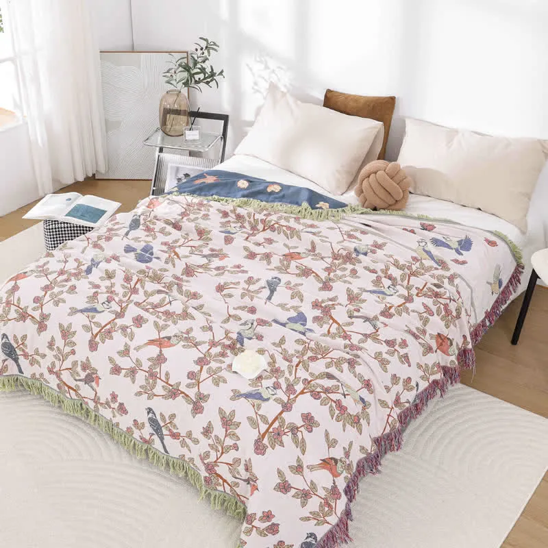 Steppdecke mit Blumen- und Vogelquasten aus Baumwollgaze