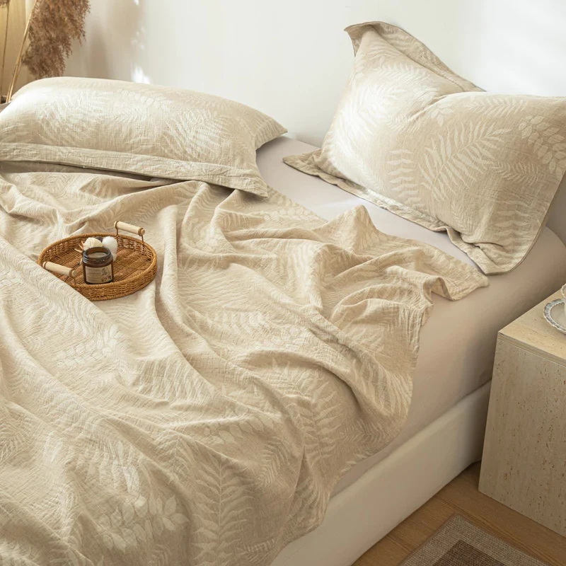 Beige Tagesdecke aus Baumwollleinen mit botanischer Struktur