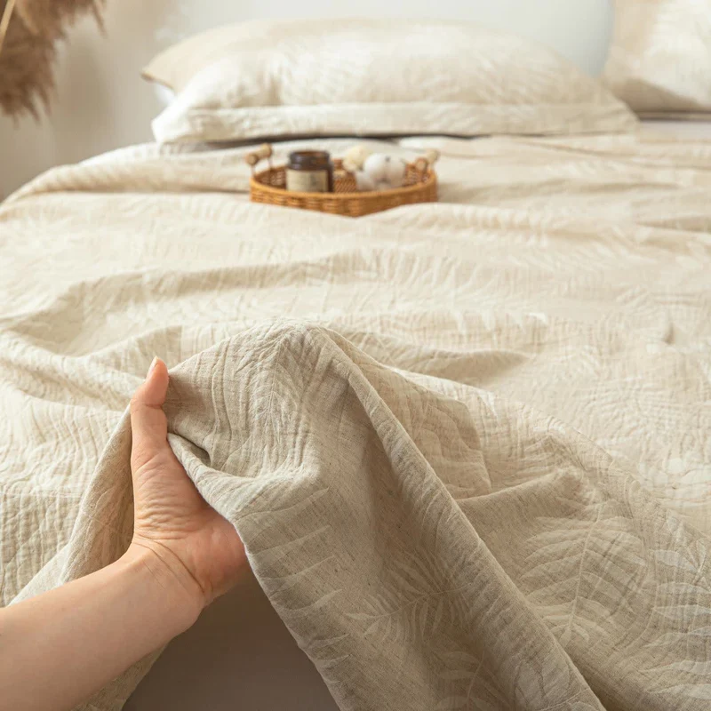 Beige Tagesdecke aus Baumwollleinen mit botanischer Struktur