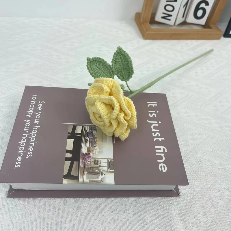 Künstliche Rose, handgehäkeltes Garnornament