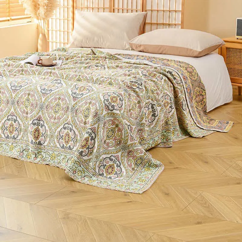 Elegante Vintage-Steppdecke aus Baumwollgaze mit Blumenmuster