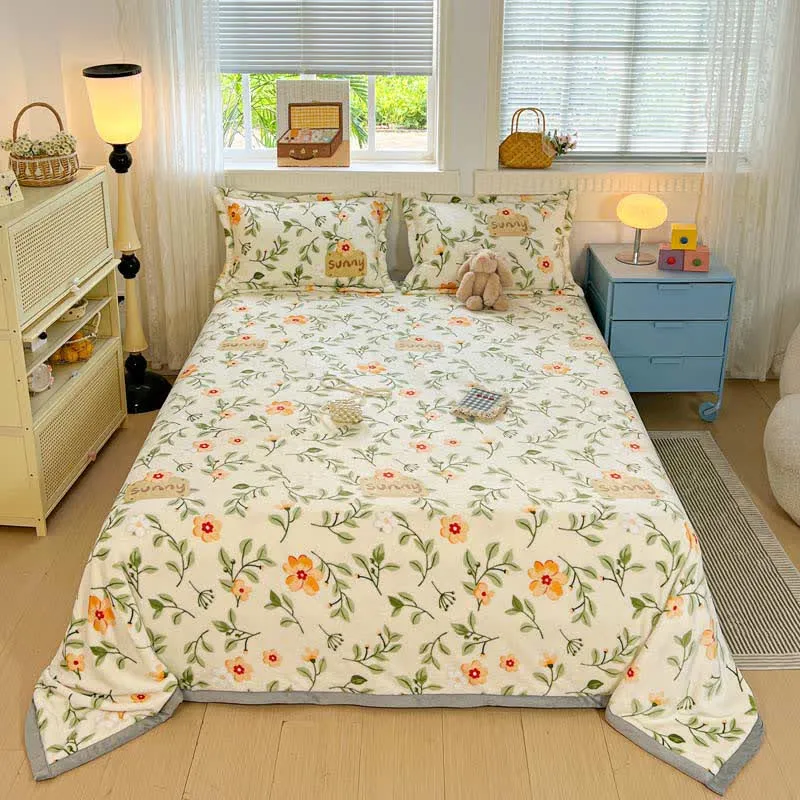 Warme Überwurfdecke mit gelben Blumenblättern