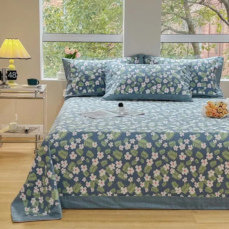 Bettdecke aus Baumwolle mit pastoralen Blumen und Blättern