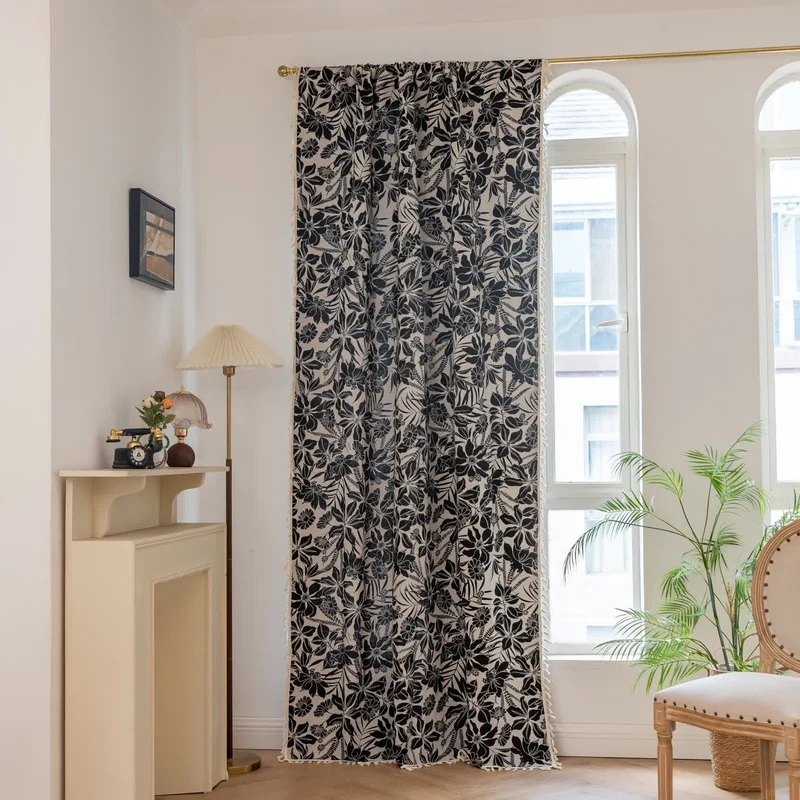 Schwarzer Vintage-Vorhang mit Blumenquaste