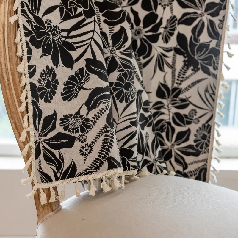 Schwarzer Vintage-Vorhang mit Blumenquaste