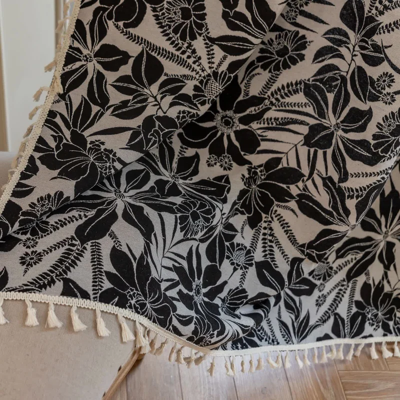 Schwarzer Vintage-Vorhang mit Blumenquaste