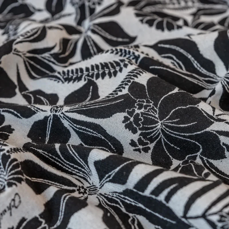Schwarzer Vintage-Vorhang mit Blumenquaste