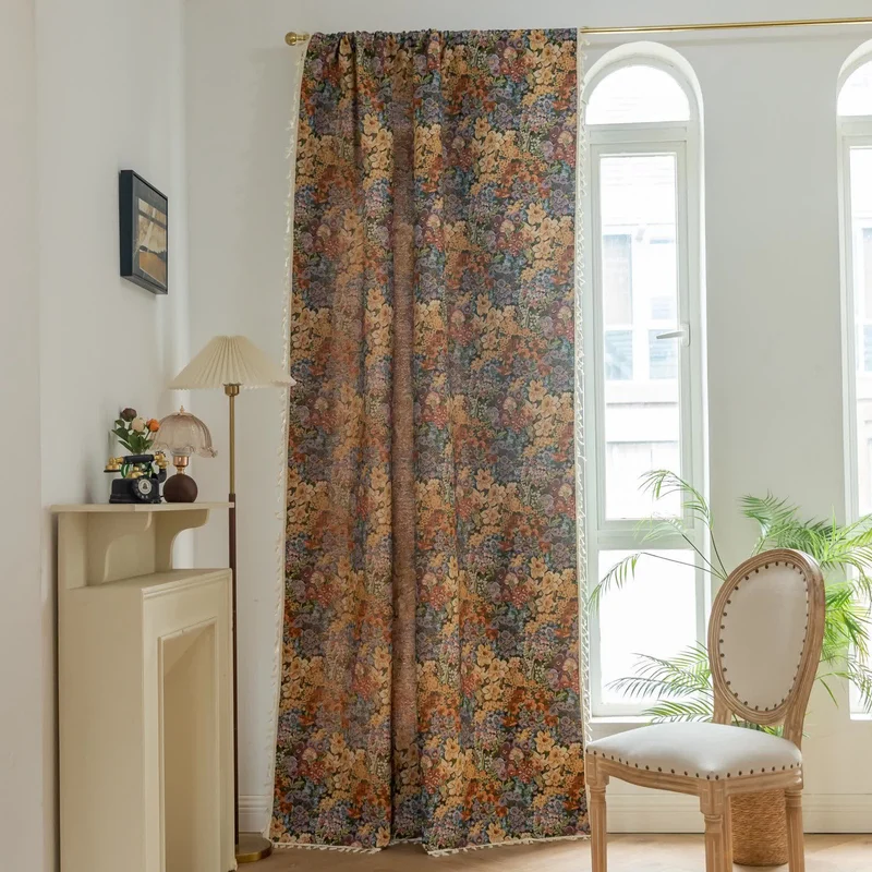 Luxuriöser Quastenvorhang mit blühenden Blumen