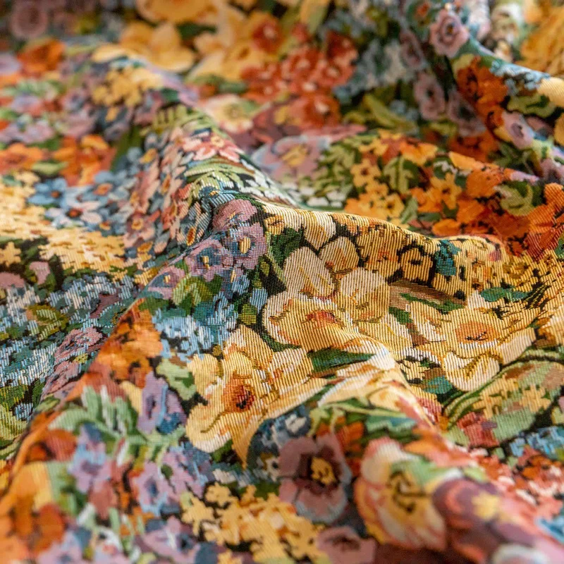Luxuriöser Quastenvorhang mit blühenden Blumen