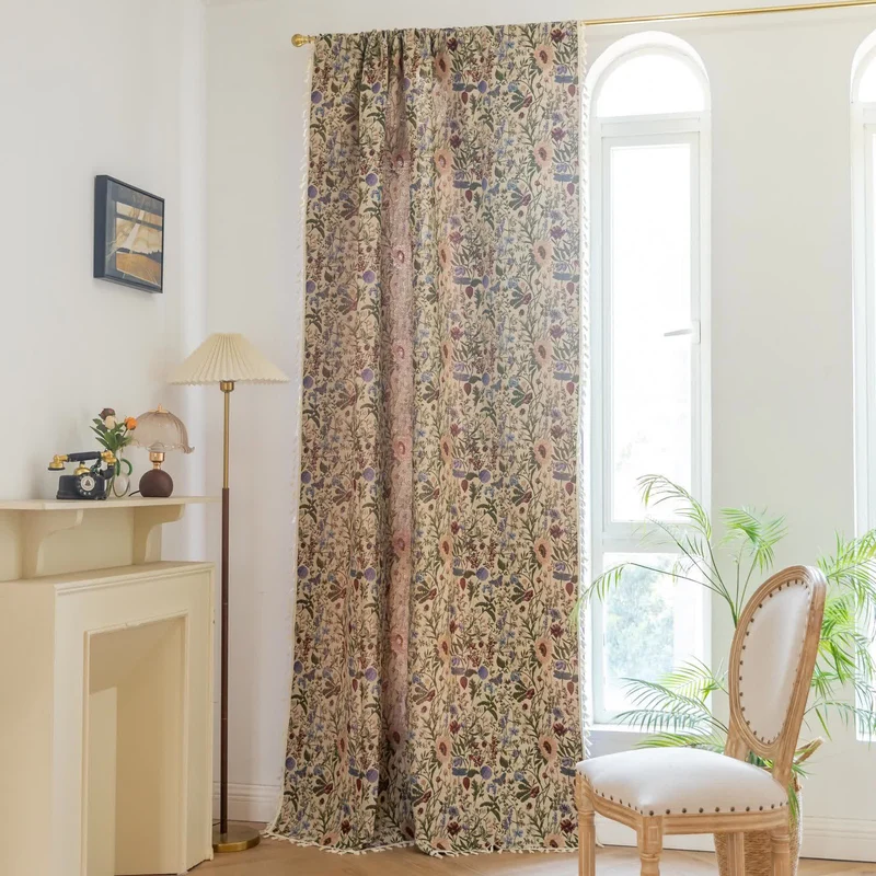 Malerischer Vorhang mit Quasten und Blumenmuster in Dahlie-Optik