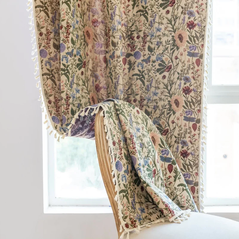 Malerischer Vorhang mit Quasten und Blumenmuster in Dahlie-Optik