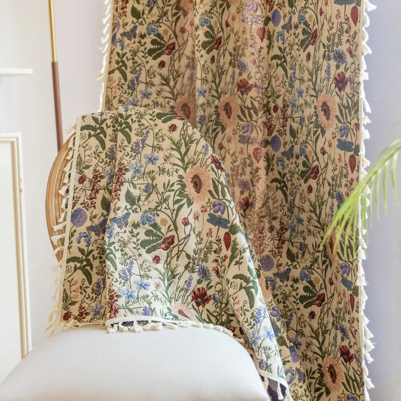 Malerischer Vorhang mit Quasten und Blumenmuster in Dahlie-Optik