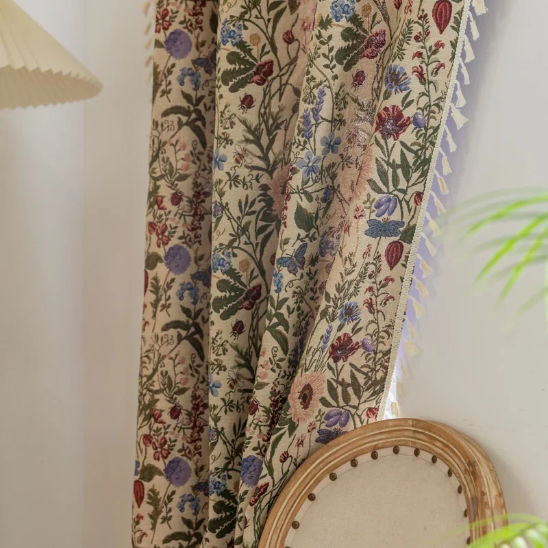Malerischer Vorhang mit Quasten und Blumenmuster in Dahlie-Optik