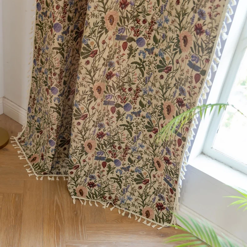 Malerischer Vorhang mit Quasten und Blumenmuster in Dahlie-Optik