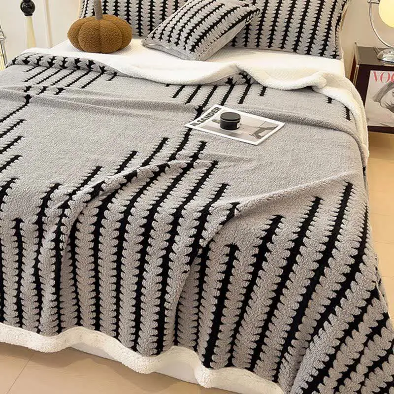 Jacquard-Überwurfdecke mit geometrischem Muster