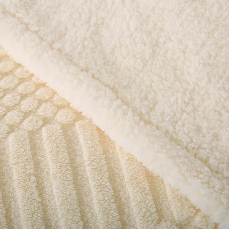 Einfarbige, strukturierte Fleece-Überwurfdecke