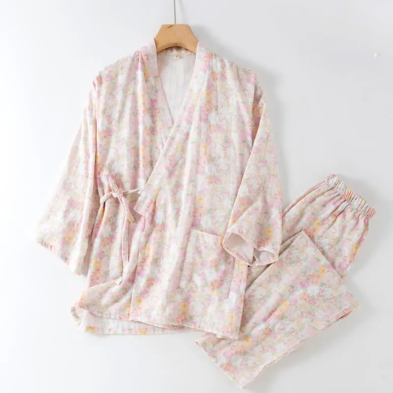 Rosafarbener japanischer Pyjama aus Baumwollgaze mit Blumenmuster
