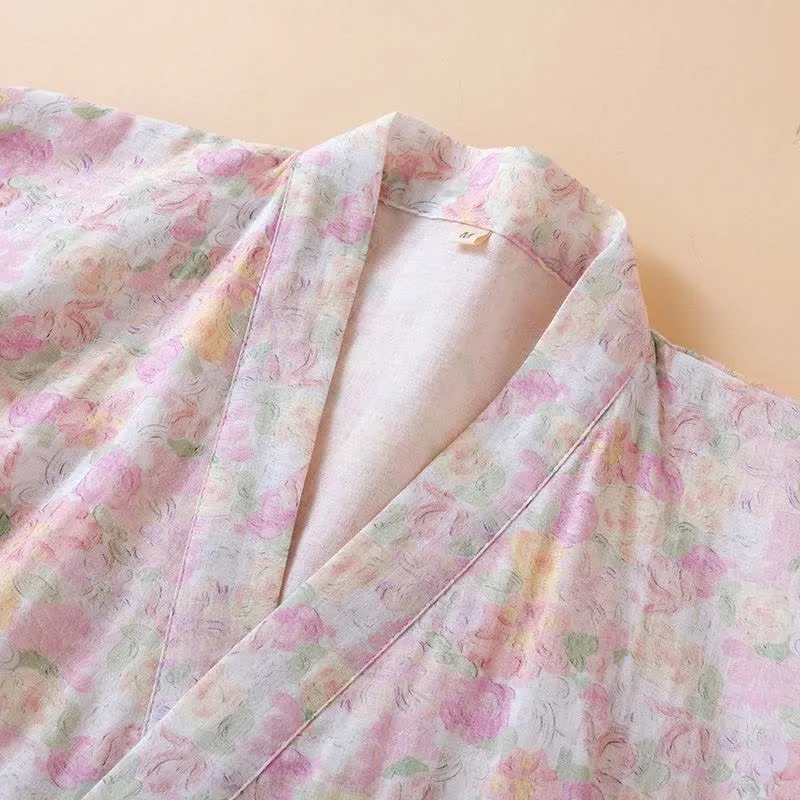Rosafarbener japanischer Pyjama aus Baumwollgaze mit Blumenmuster
