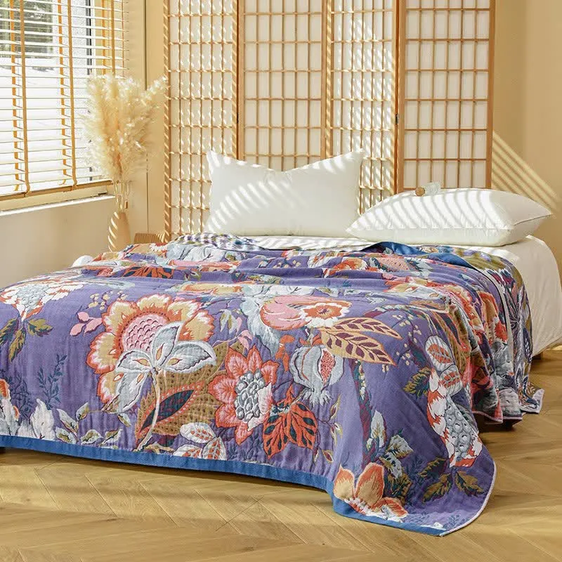 Traumhafter, floraler Quilt aus reiner Baumwollgaze