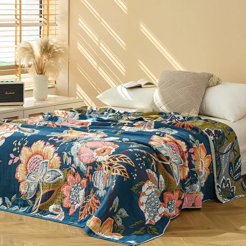 Traumhafter, floraler Quilt aus reiner Baumwollgaze