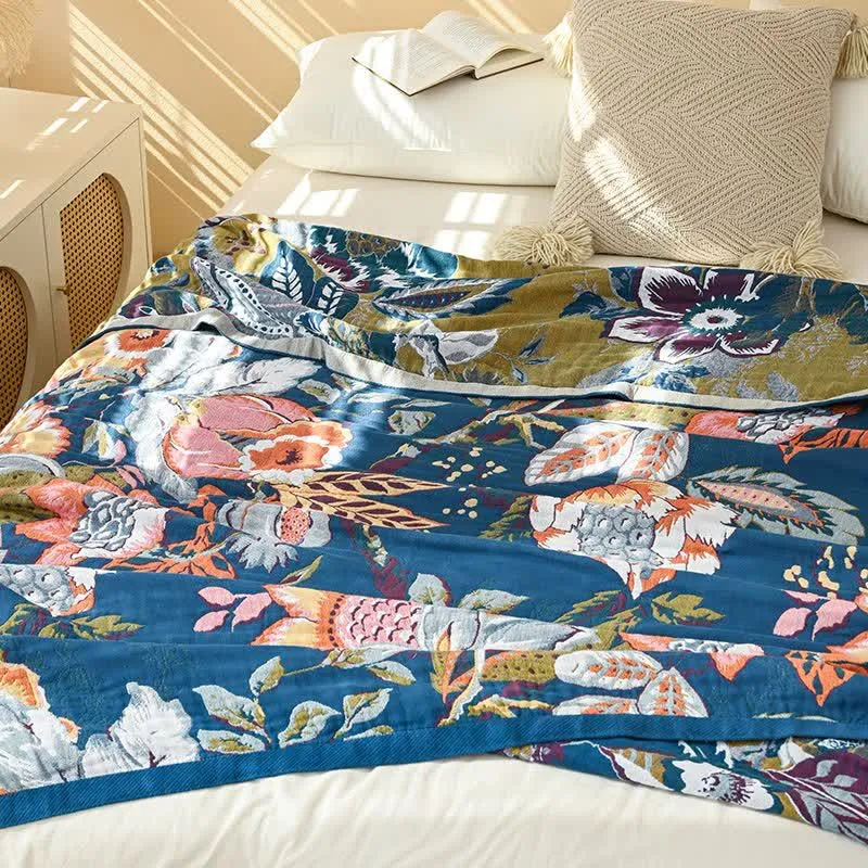 Traumhafter, floraler Quilt aus reiner Baumwollgaze