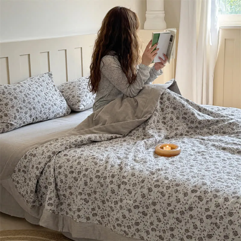 Rustikale Sommersteppdecke aus garngefärbtem Baumwoll-Jacquard mit Blumenmuster