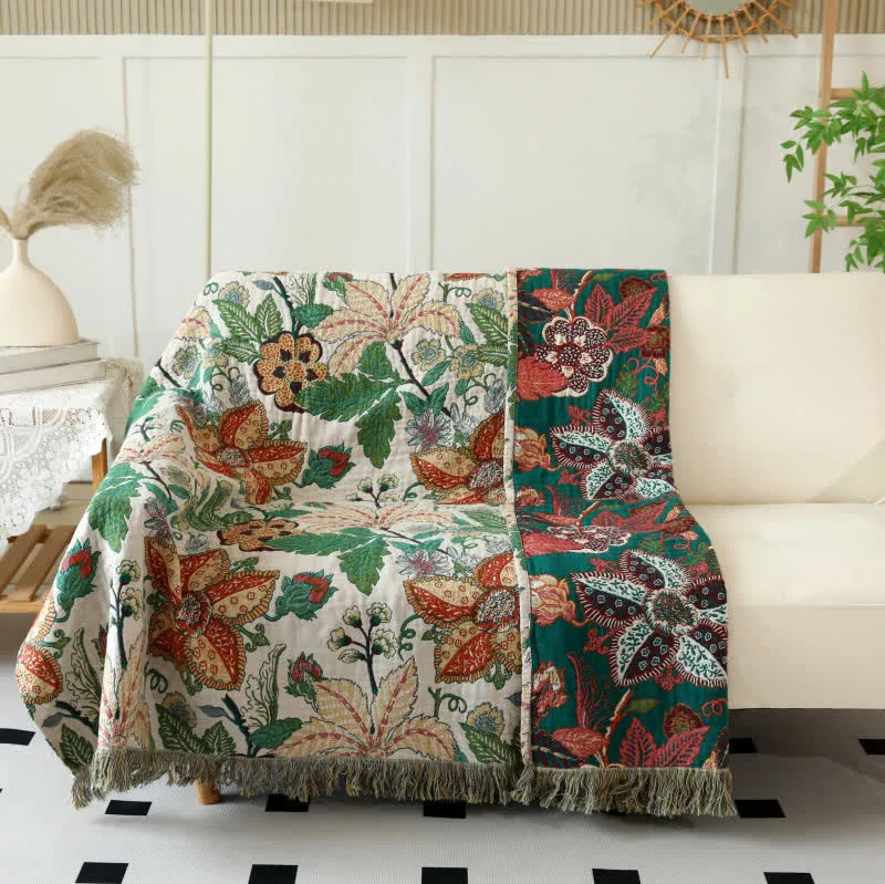 Wendesteppdecke aus Baumwollgaze mit Blumen- und Blattmotiv und Quasten