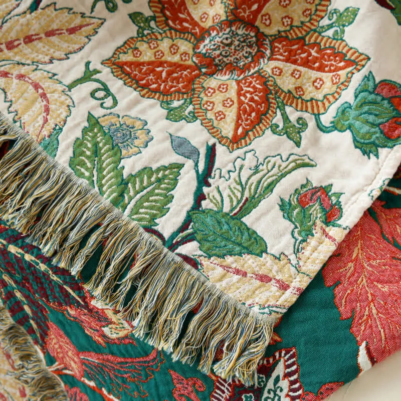 Wendesteppdecke aus Baumwollgaze mit Blumen- und Blattmotiv und Quasten