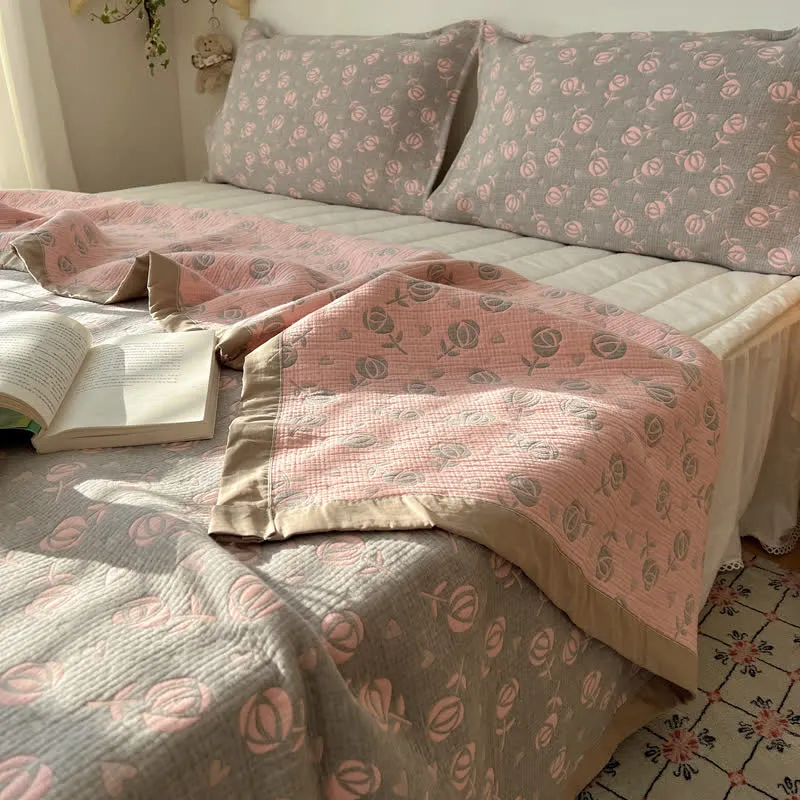Wende-Bettdecke aus Baumwollgaze mit Rosenmuster