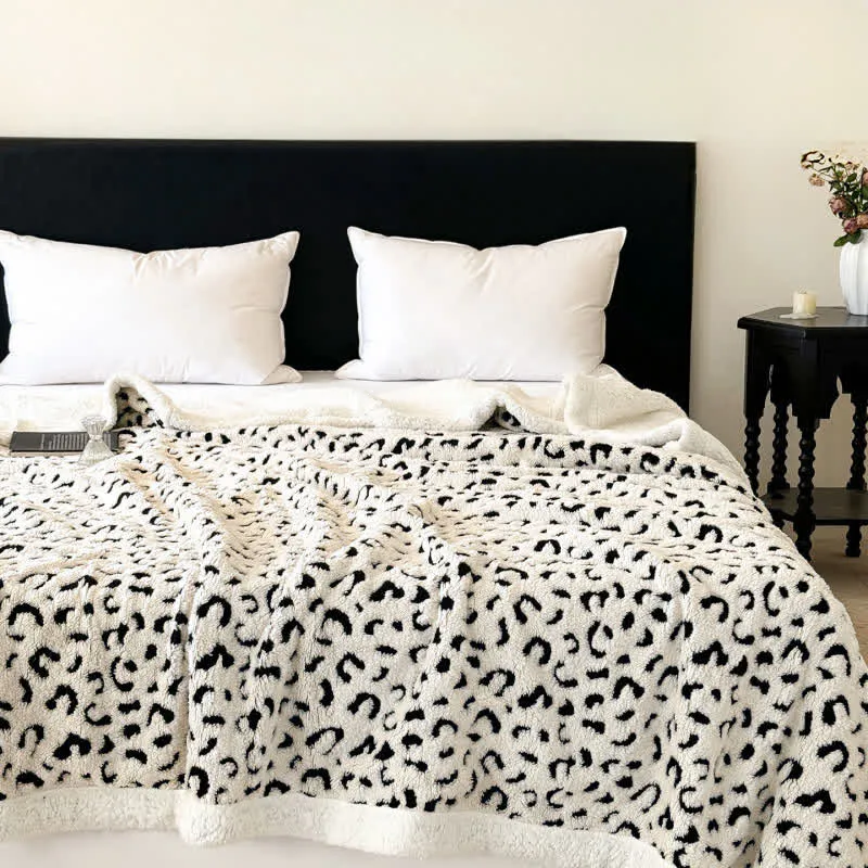 Sherpa-Überwurfdecke mit Leopardenmuster und Jacquardmuster