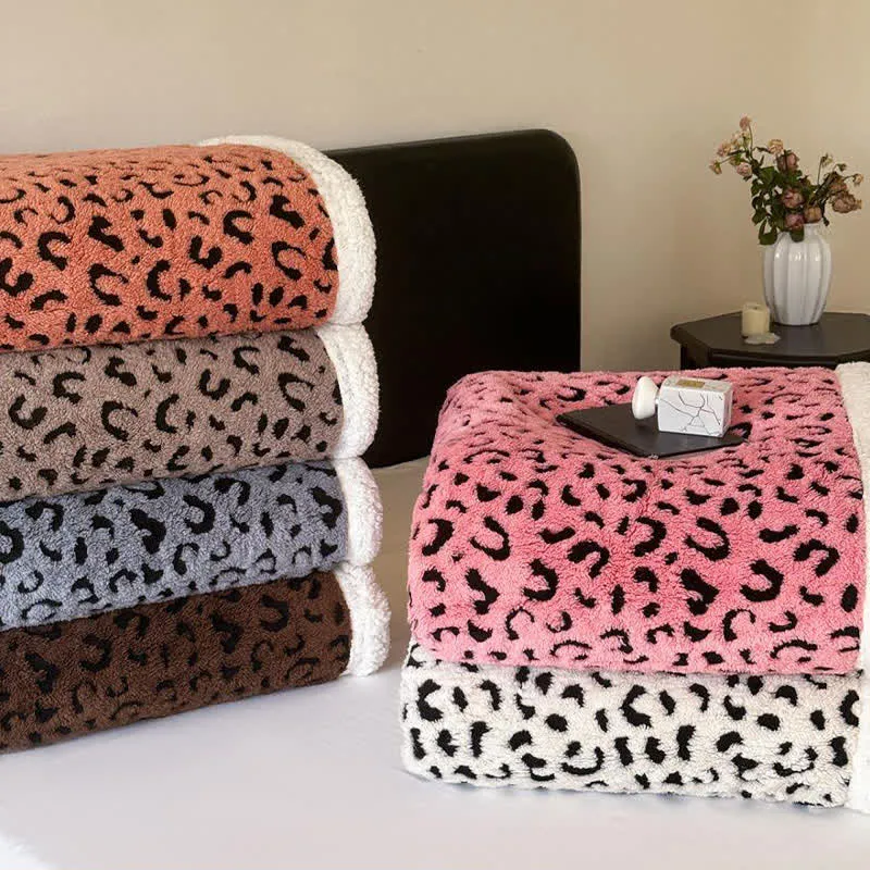 Sherpa-Überwurfdecke mit Leopardenmuster und Jacquardmuster
