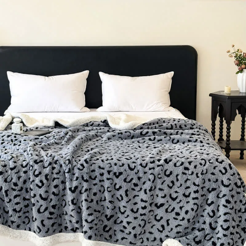 Sherpa-Überwurfdecke mit Leopardenmuster und Jacquardmuster