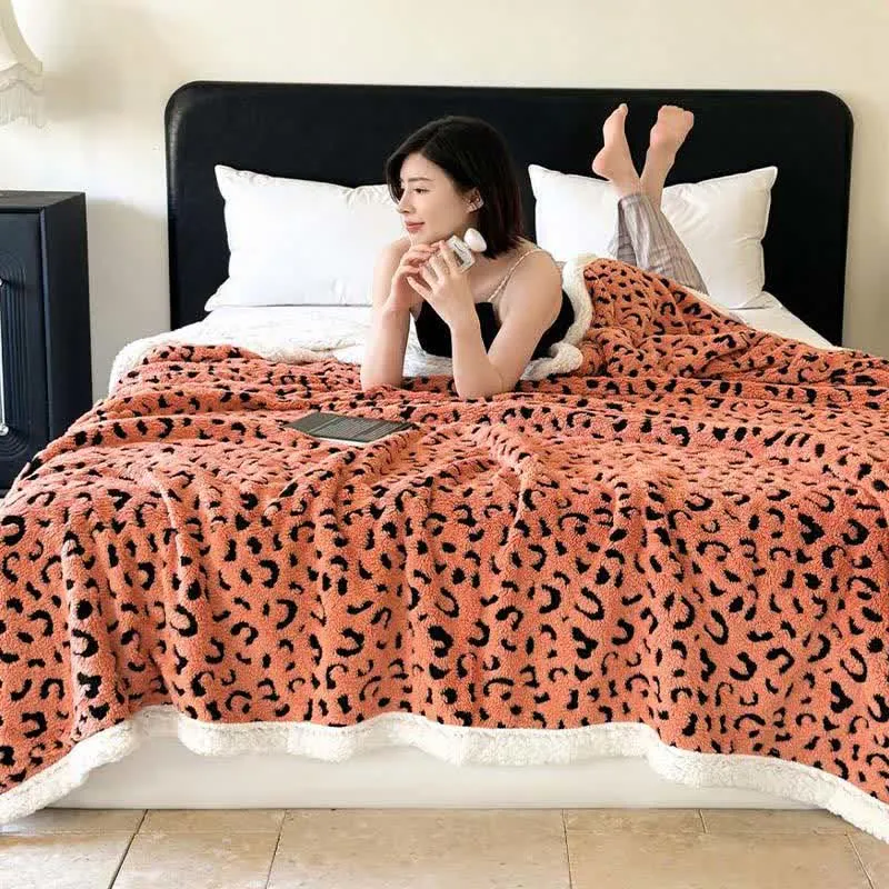Sherpa-Überwurfdecke mit Leopardenmuster und Jacquardmuster