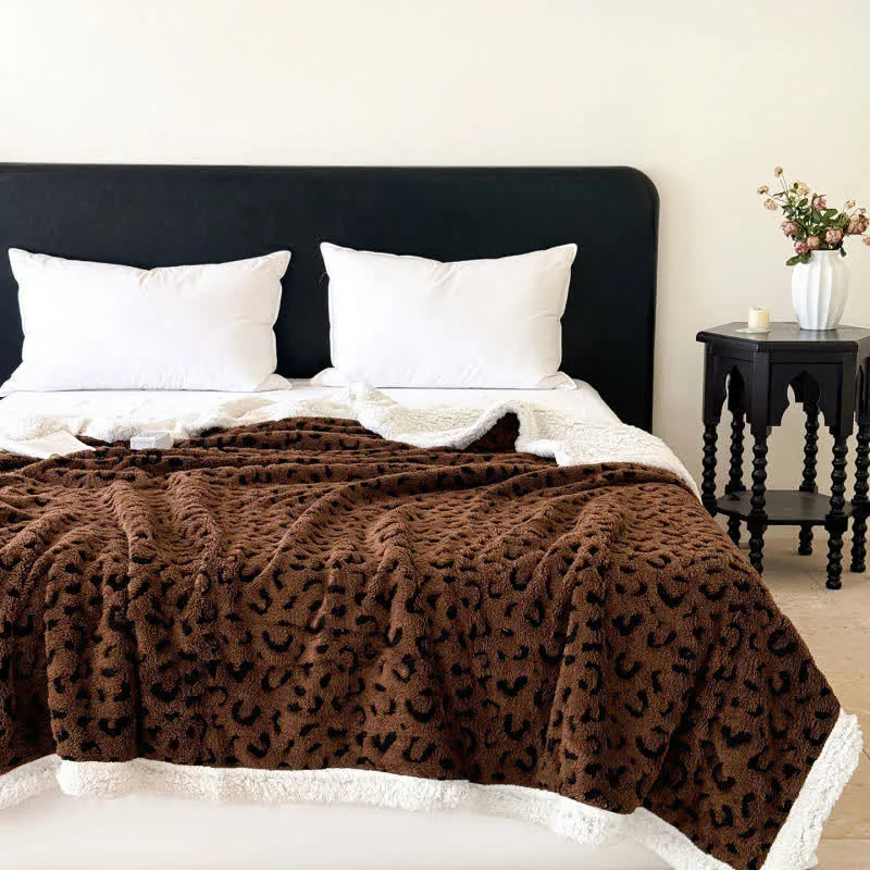 Sherpa-Überwurfdecke mit Leopardenmuster und Jacquardmuster