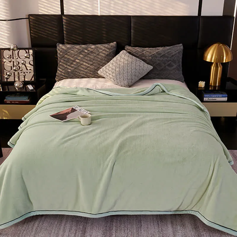 Einfarbige Decke im minimalistischen Stil